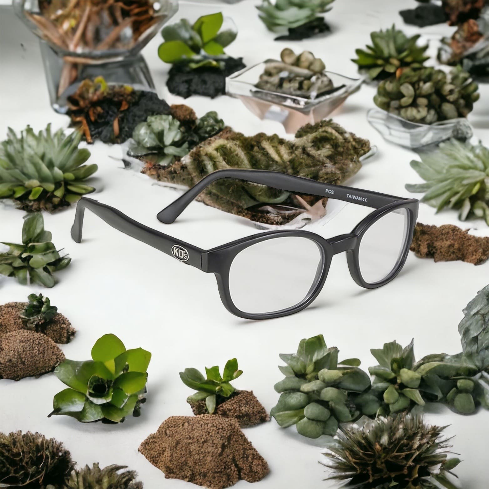 KD's 20015 sunglasses that fit under a motorcycle or ski helmet. With a resistant matte black frame and transparent polycarbonate lenses placed on the front of the plants.